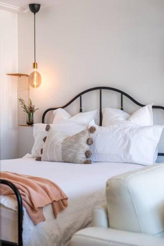 Una cama o camas en una habitación de Bees Knees Studio, 5 min to CBD, Adelaide Airport & Henley Beach