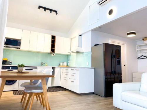 Una cocina o cocineta en Bees Knees Studio, 5 min to CBD, Adelaide Airport & Henley Beach