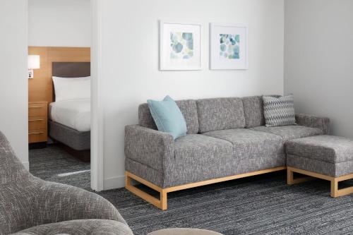 sala de estar con sofá y cama en TownePlace Suites by Marriott Sacramento Roseville, en Roseville