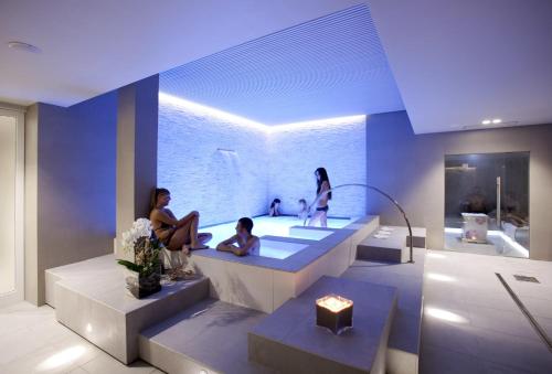 un grupo de personas sentadas en una bañera en Hotel Le Grotte, en Genga