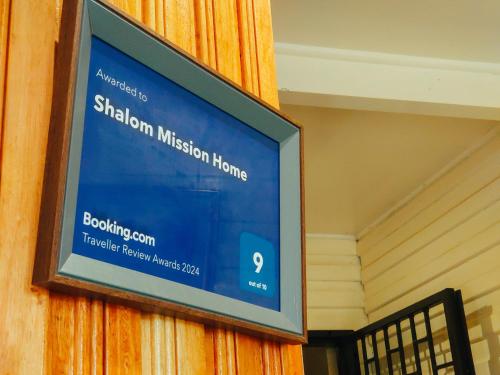 マウント・ハーゲンにあるShalom Mission Homeの壁掛けテレビ