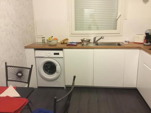 Η κουζίνα ή μικρή κουζίνα στο Chambre hote tout confort située 300 m mer 100 m rue de la mer ouistreham si plusieurs nuits location simple