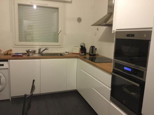 Η κουζίνα ή μικρή κουζίνα στο Chambre hote tout confort située 300 m mer 100 m rue de la mer ouistreham si plusieurs nuits location simple