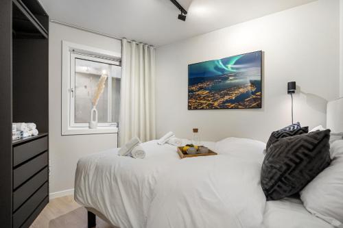 ein Schlafzimmer mit einem weißen Bett und einem Fenster in der Unterkunft King bed - Behind Bryggen - Renovated des 23 in Bergen