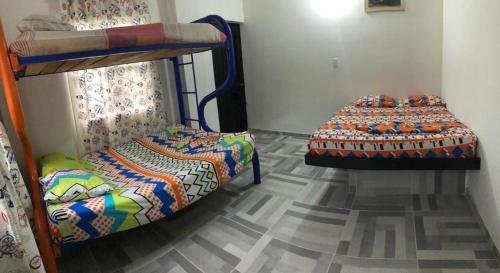 2 beliches num quarto com piso em Quinta Guairabamba em Melgar