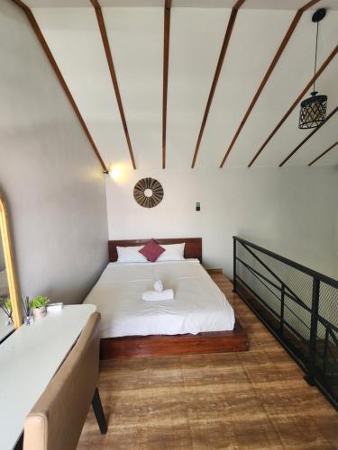 Un dormitorio con una cama y una bañera en una habitación. en Villa sutji apartment, en Sanur