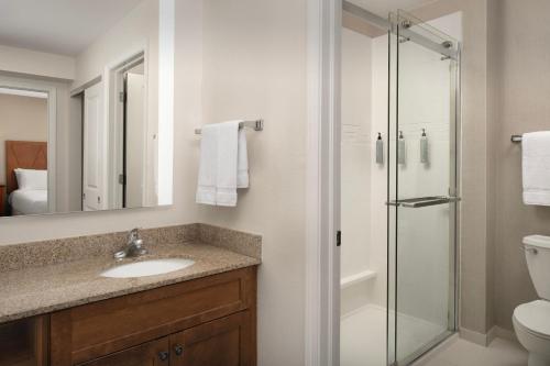 y baño con lavabo y ducha. en Residence Inn by Marriott Fayetteville Cross Creek, en Fayetteville