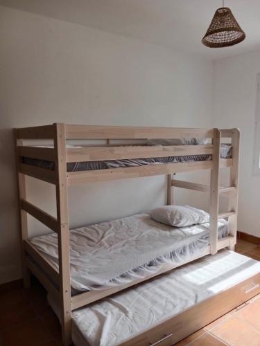 - un ensemble de lits superposés dans une chambre dans l'établissement MAISON 9 COUCHAGES AVEC PISCINE, à Soustons