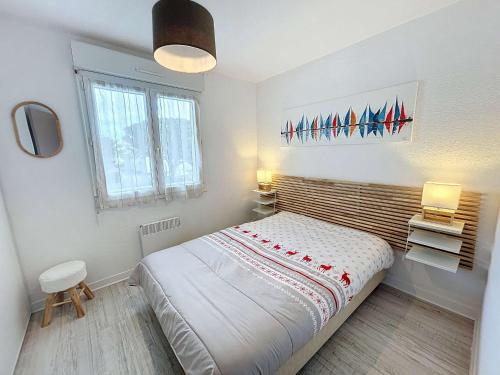une chambre avec un lit et deux lampes et une fenêtre dans l'établissement Joli T2 en front de mer avec accès direct plage, terrasse privative, parking et Wi-Fi gratuit - FR-1-361-45, à Jullouville
