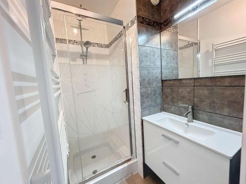 een badkamer met een douche en een wastafel bij Appartement Jullouville, 2 pièces, 4 personnes - FR-1-361-45 in Jullouville-les-Pins