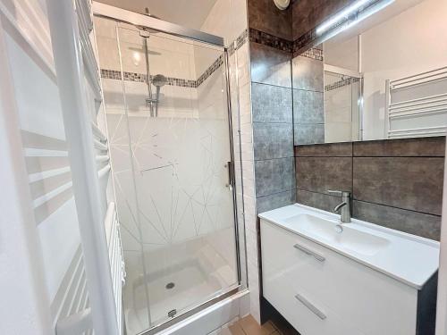 une salle de bain avec douche et lavabo dans l'établissement Joli T2 en front de mer avec accès direct plage, terrasse privative, parking et Wi-Fi gratuit - FR-1-361-45, à Jullouville