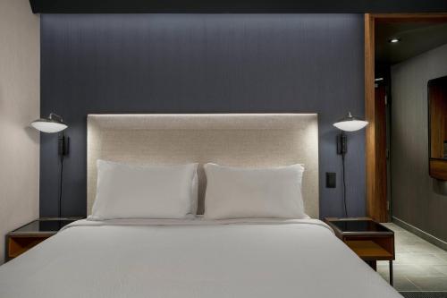 レイク・シティにあるCourtyard by Marriott Lake Cityの白い大型ベッド1台(枕2つ付)