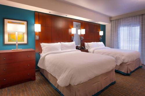 Residence Inn by Marriott Phoenix Gilbert tesisinde bir odada yatak veya yataklar