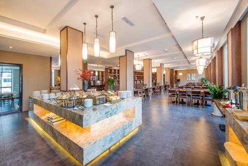 Un restaurante o sitio para comer en Mehood Theater Hotel, Shanghai Jinqiao