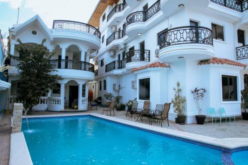 Villa con piscina frente a un edificio en Duen en Delmas