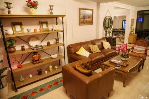 a living room with a leather couch and a table at Duen in Delmas