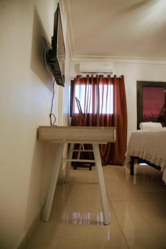 a desk in a room with a bedroom at Duen in Delmas