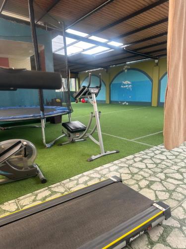 un gimnasio con cinta de correr y una pista de tenis en Hotel Elegant, en Cajamarca
