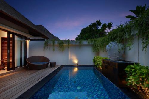 a swimming pool in the middle of a yard at Lembongan Beach Club & Resort in Nusa Lembongan