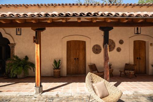 - une terrasse couverte avec une chaise dans l'établissement La Paranera Hotel & Relax, à Comala