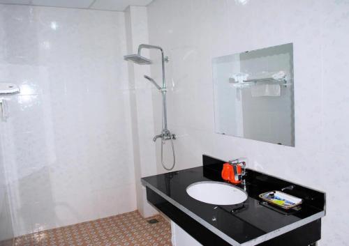 y baño con lavabo negro y ducha. en Hải Vân Hotel - 488 Võ Nguyên Giáp, Điện Biên Phủ - by Bay Luxury en Diện Biên Phủ