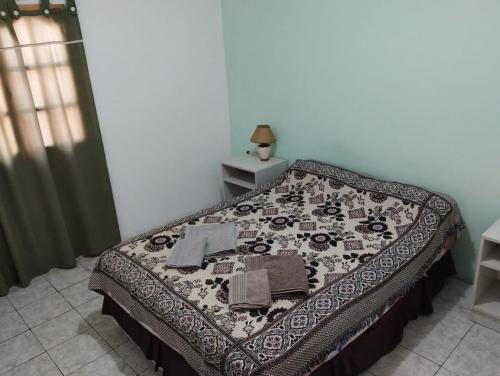 Las Heras的住宿－Departamento West，一张床上的床上,上面有毯子