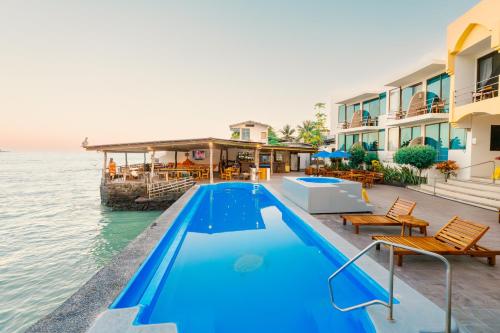 een afbeelding van een zwembad in een resort bij Hotel Solymar in Puerto Ayora