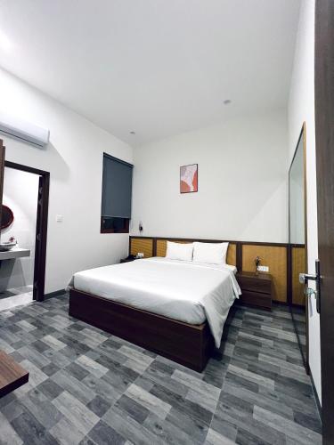 a bedroom with a bed and a tv on the wall at De V’Charm Hotel in Ðông Tác (1)