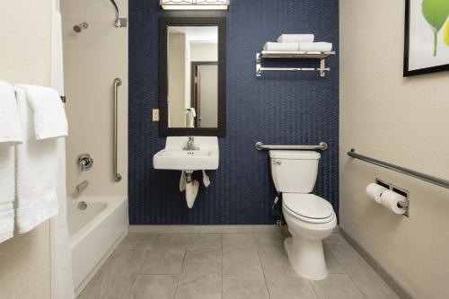 Fairfield Inn & Suites by Marriott Portland Airport في بورتلاند: حمام مع مرحاض ومغسلة