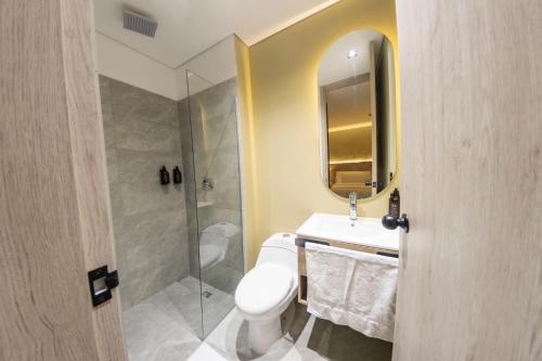 Un baño de Sonata 44 Hotel Laureles