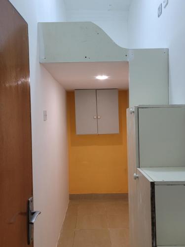 pasillo con puerta y habitación de color amarillo en Punjab Guest House en Dubái
