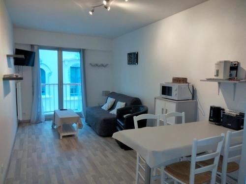 Studio Central à 100m Plage avec Balcon et Commodités, Les Sables-d'Olonne - FR-1-331-61