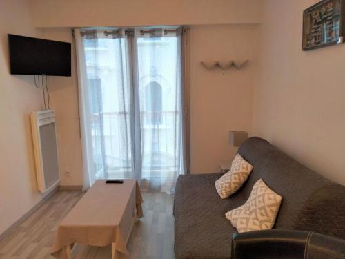 un salon avec un canapé et une table basse dans l'établissement Studio Central à 100m Plage avec Balcon et Commodités, Les Sables-d'Olonne - FR-1-331-61, à Les Sables-dʼOlonne