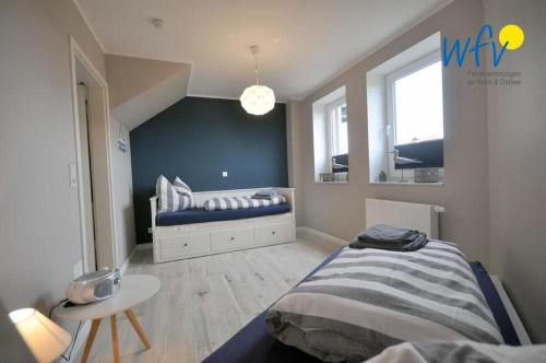 a small bedroom with a bed and a window at Haus Kiek in't Watt Ferienwohnung Deichrausch in Juist