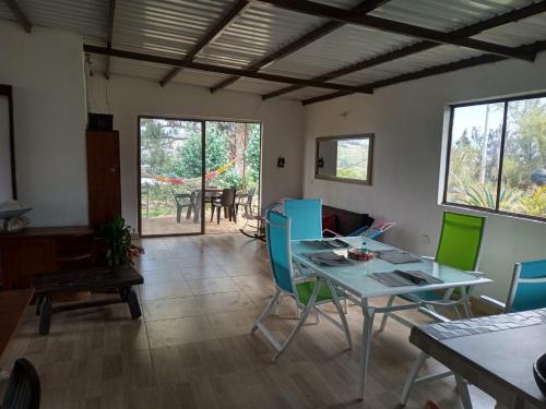 een woonkamer met een tafel en stoelen en een eetkamer bij Villa el Eden in Sutamarchán