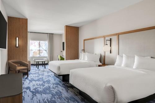 Habitación de hotel con 2 camas y escritorio en Fairfield by Marriott Inn & Suites Cape Girardeau, en Cape Girardeau