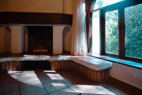 a room with a bench in front of a window at BOTANIQ HOTEL BOUTIQUE in Valle de Bravo