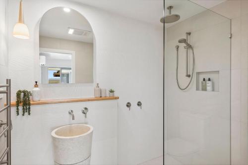 Un baño de TreasureView Beach House #9 -Entire property