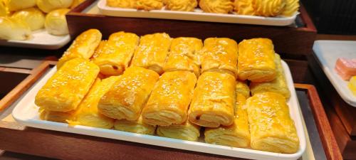 a tray of pastries on a table at Mehood Elegant Hotel Guangzhou Baiyun Airport Huadu Cultural Tourism City in Huadong