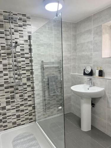 a bathroom with a shower and a sink and a shower at Modern Apartment In The Heart Of Kensington in Liverpool