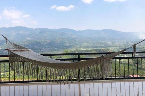 Un balcón o terraza de Doi Hoa Do Homestay