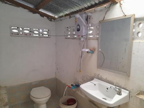 een badkamer met een toilet, een wastafel en een spiegel bij Vixay Sunset View Dondet in Ban Donsôm Tai