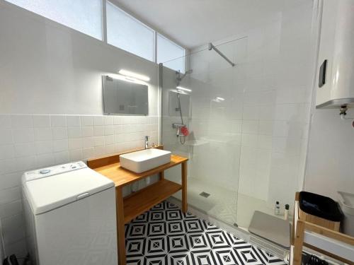 une salle de bain blanche avec un lavabo et une douche dans l'établissement Appartement rénové, vue mer, proche plage, 1 chambre, balcon - FR-1-323-515, à Saint-Jean-de-Monts