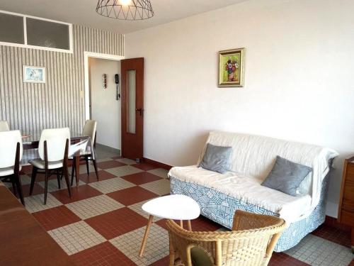 un salon avec un canapé et une table dans l'établissement Appartement rénové, vue mer, proche plage, 1 chambre, balcon - FR-1-323-515, à Saint-Jean-de-Monts