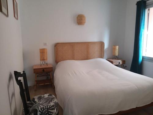 - une chambre avec un lit blanc et 2 tables de chevet dans l'établissement Appartement Port-Vendres, 2 pièces, 4 personnes - FR-1-309-434, à Port-Vendres