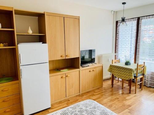 une cuisine avec un réfrigérateur blanc et une table dans l'établissement Studio cosy avec loggia - 2 pers. - Centre-ville et cures à proximité, animaux acceptés - FR-1-703-172, à Amélie-les-Bains-Palalda