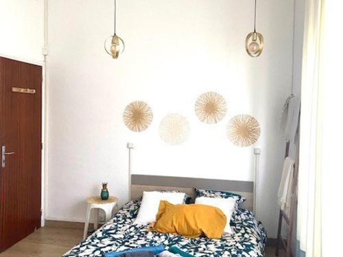 - une chambre avec un lit et quelques lumières sur le mur dans l'établissement Joli studio équipé pour 2, proche thermes, centre-ville d'Amélie-les-Bains - FR-1-703-173, à Amélie-les-Bains-Palalda