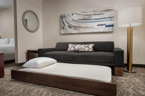 Postel nebo postele na pokoji v ubytování SpringHill Suites Dallas Addison/Quorum Drive