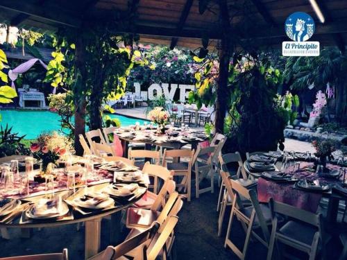 einen Tisch für eine Hochzeit mit einem Pool in der Unterkunft El Castillo Mágico (Estancia Inolvidable) LZC in Lázaro Cárdenas