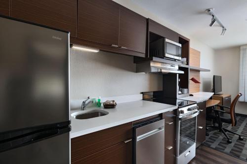 a small kitchen with a sink and a microwave at TownePlace Suites by Marriott Edgewood Aberdeen in Belcamp